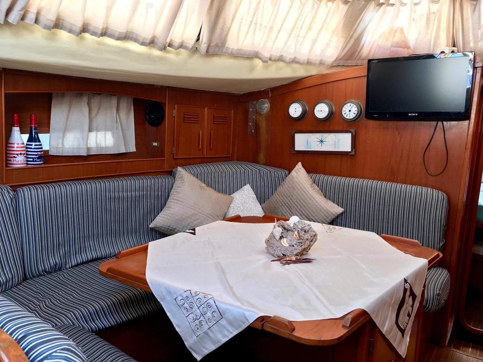 Sleep & Boats Barcelona City ซานต์อาเตรียเดเบซอซ ภายนอก รูปภาพ