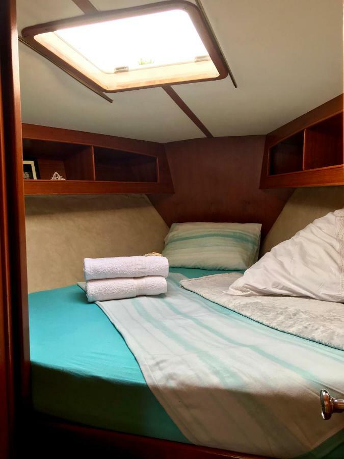 Sleep & Boats Barcelona City ซานต์อาเตรียเดเบซอซ ภายนอก รูปภาพ