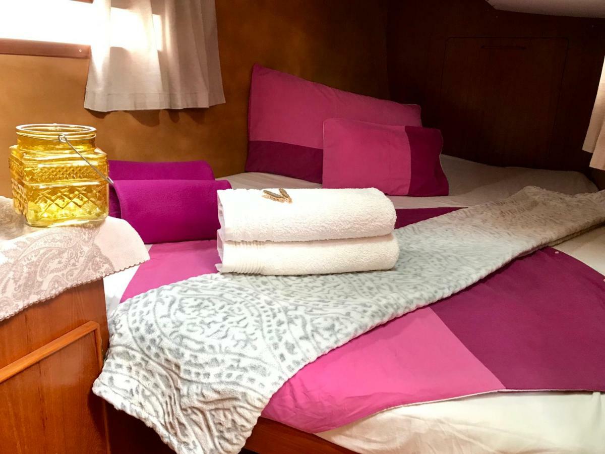 Sleep & Boats Barcelona City ซานต์อาเตรียเดเบซอซ ภายนอก รูปภาพ