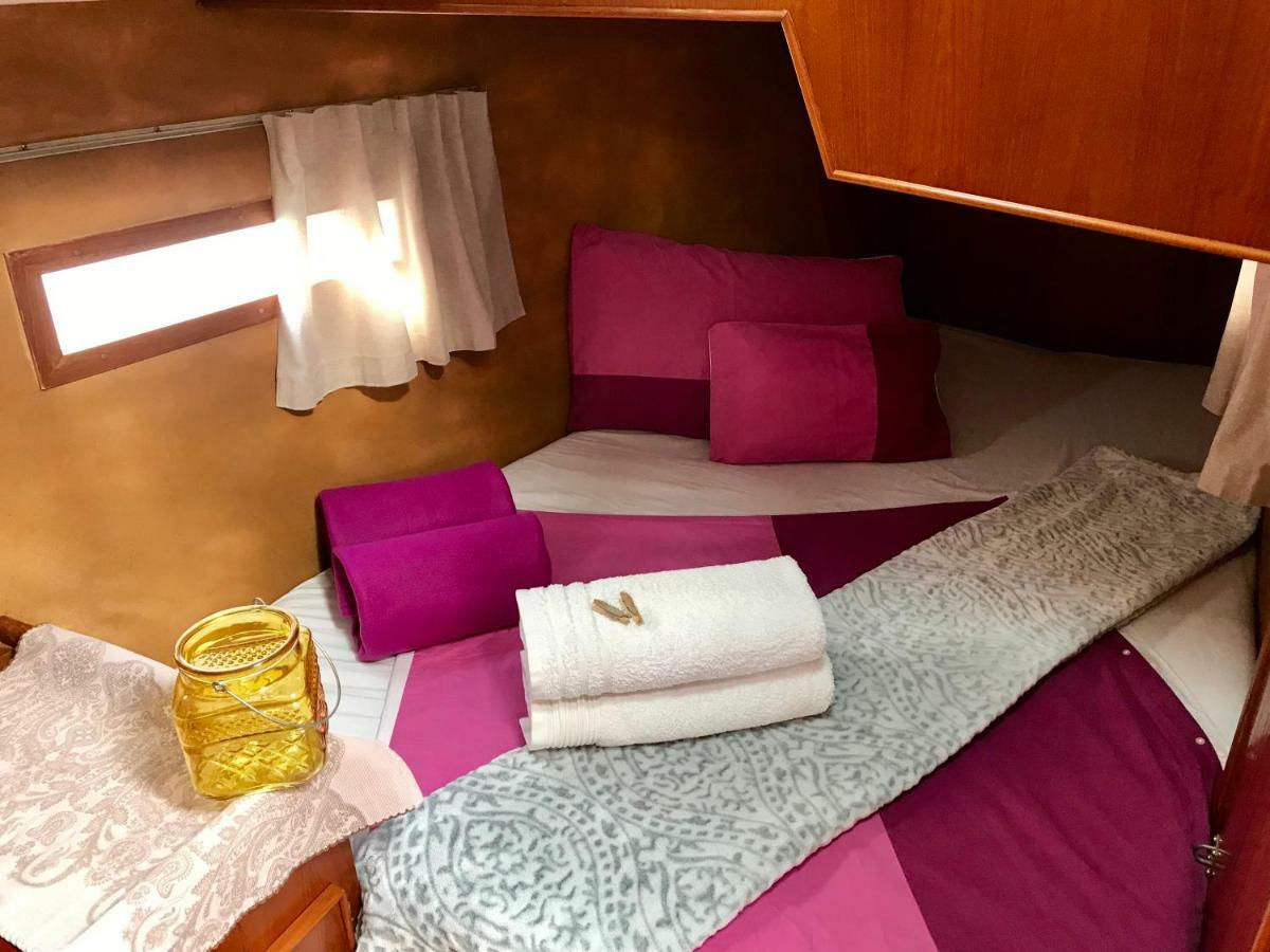 Sleep & Boats Barcelona City ซานต์อาเตรียเดเบซอซ ภายนอก รูปภาพ