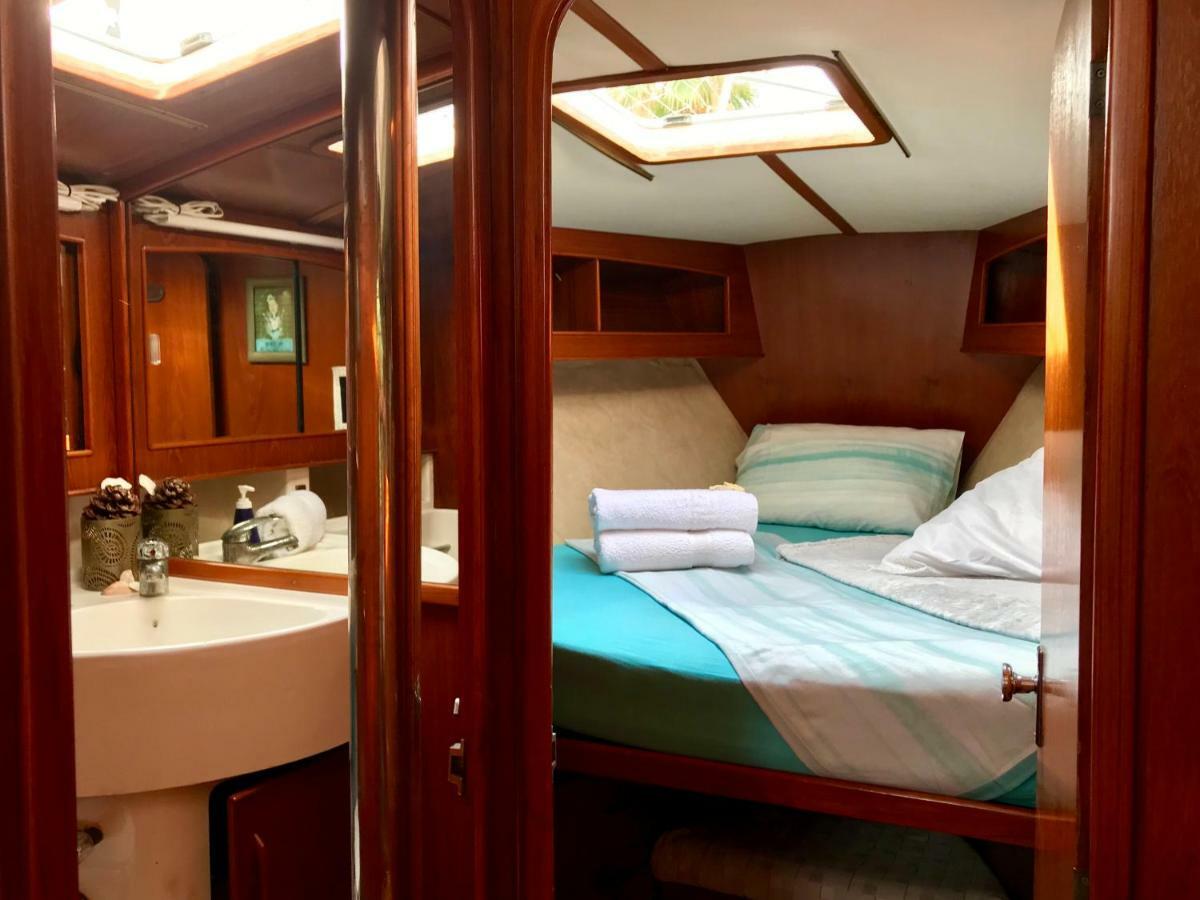 Sleep & Boats Barcelona City ซานต์อาเตรียเดเบซอซ ภายนอก รูปภาพ