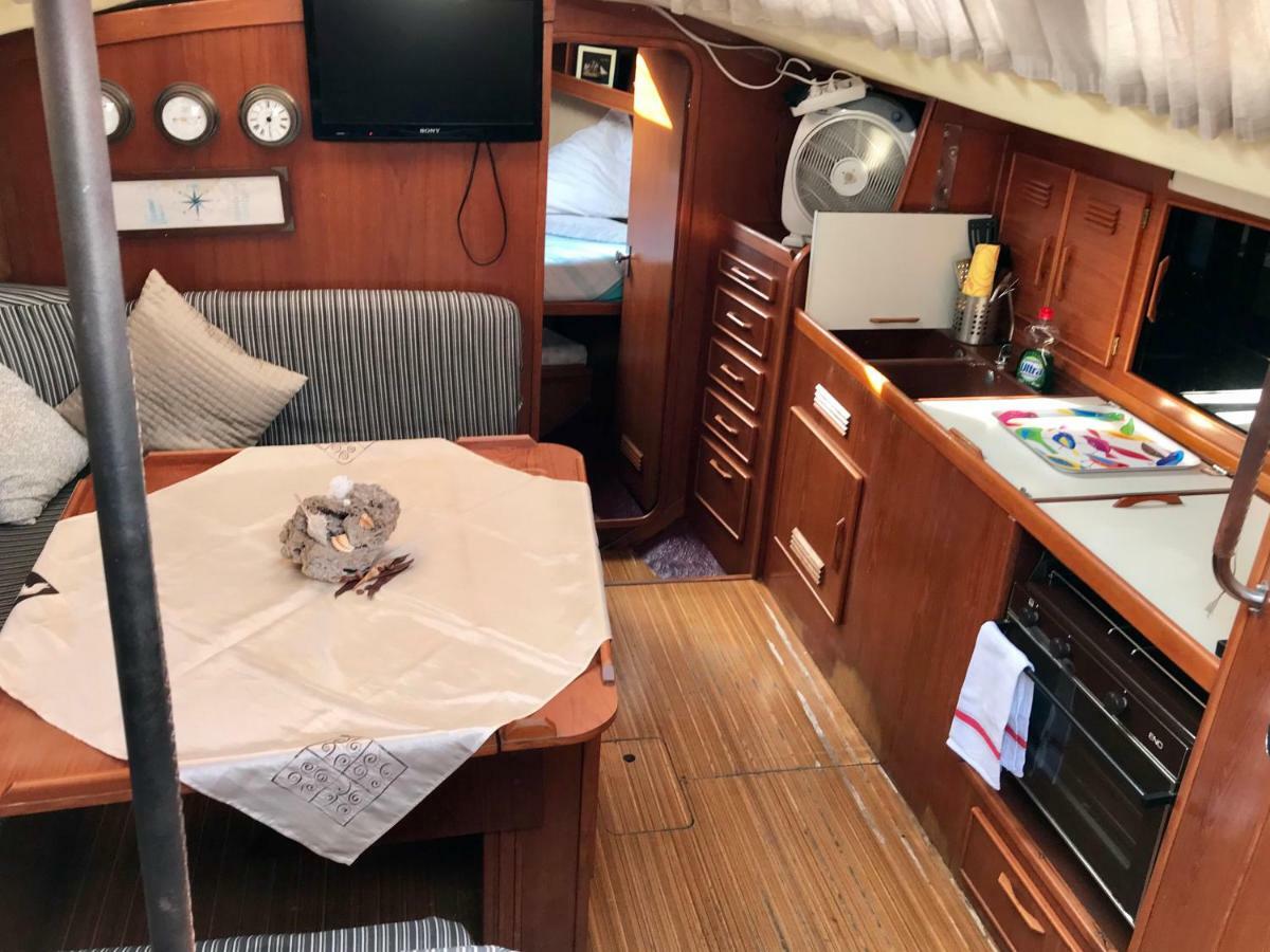 Sleep & Boats Barcelona City ซานต์อาเตรียเดเบซอซ ภายนอก รูปภาพ