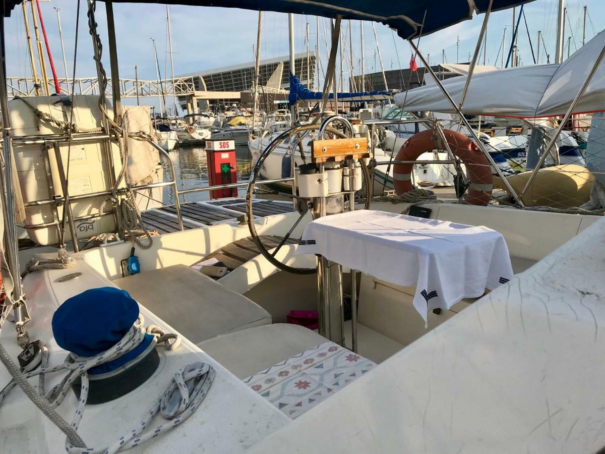 Sleep & Boats Barcelona City ซานต์อาเตรียเดเบซอซ ภายนอก รูปภาพ
