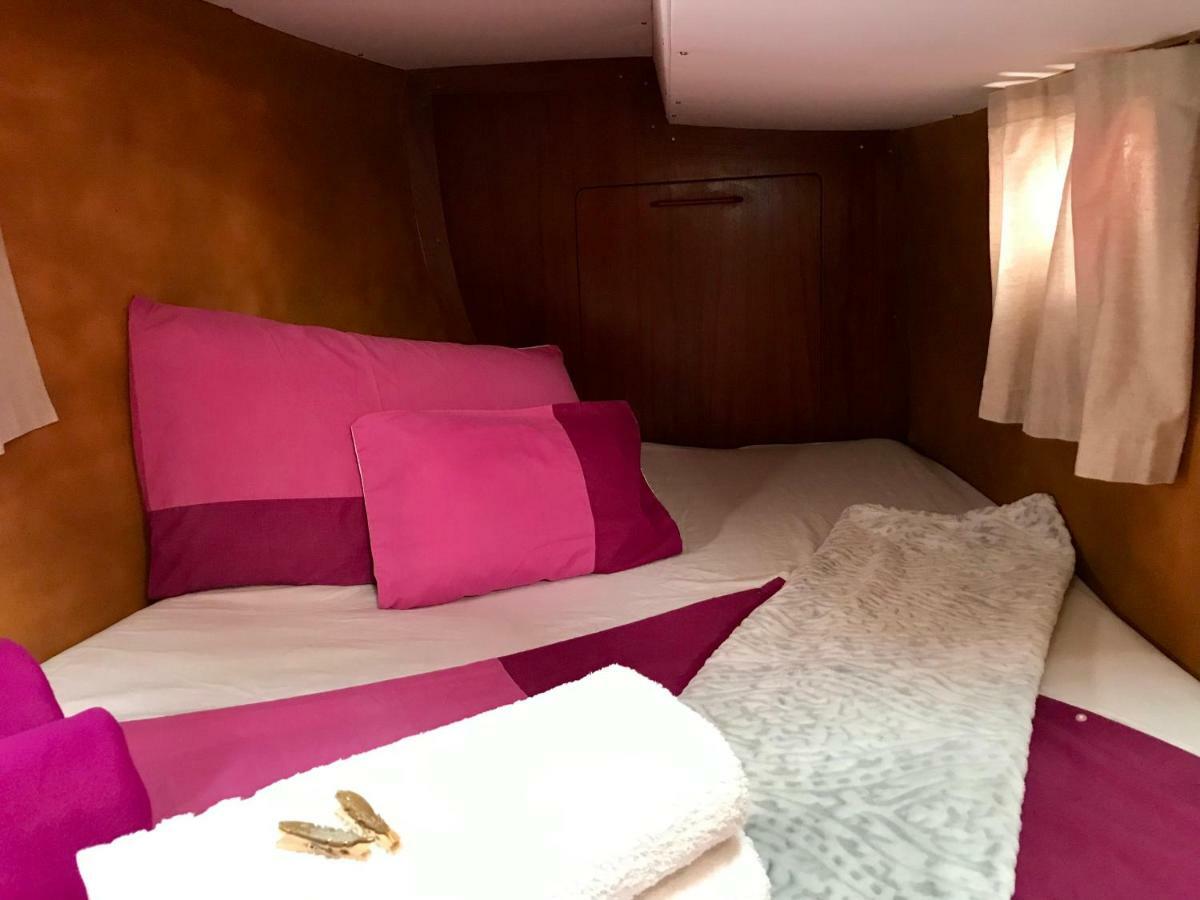 Sleep & Boats Barcelona City ซานต์อาเตรียเดเบซอซ ภายนอก รูปภาพ