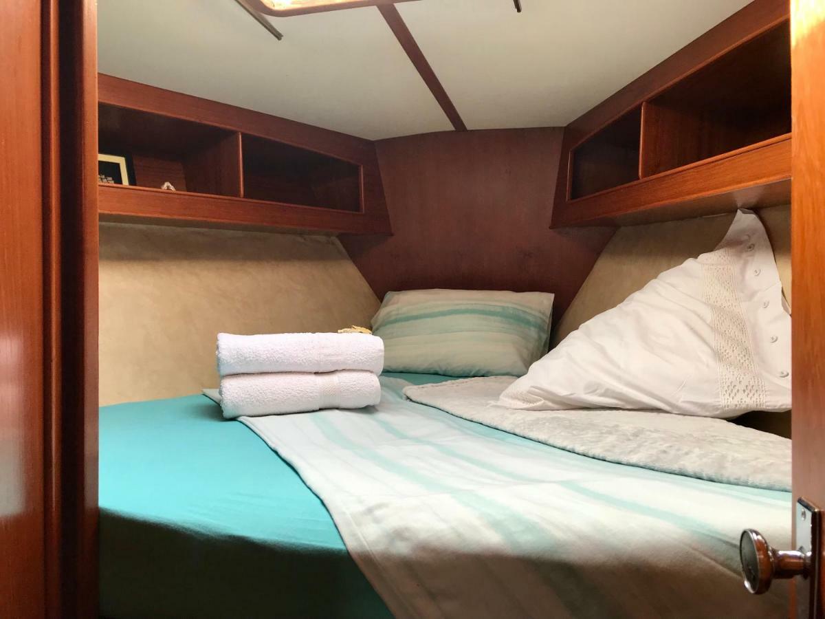 Sleep & Boats Barcelona City ซานต์อาเตรียเดเบซอซ ภายนอก รูปภาพ
